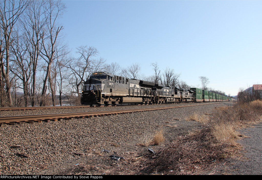 NS 3671 takes train 25G West
